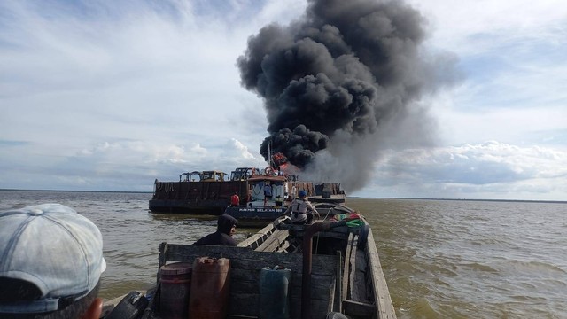 Kebakaran tugboat (TB) Makmur Selatan di perairan Jambi. (Foto: Istimewa)
