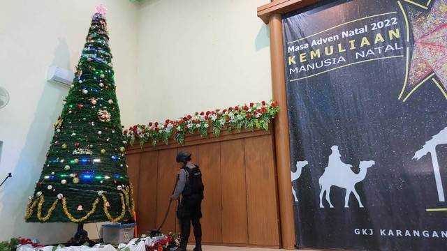 Kepolisian Karanganyar melakukan sterilirisasi di gereja untuk memastikan keamanan jelang Natal. FOTO: Agung Santoso 