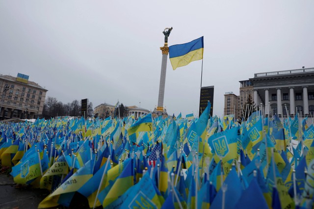 Deretan bendera yang melambangkan tentara yang gugur terlihat di salju di sekitar Independence Square di Kiev, Ukraina, Kamis (22/12/2022). Foto: Clodagh Kilcoyne/Reuters