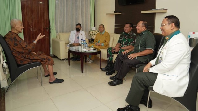 Panglima TNI Laksamana Yudo Margono jenguk mantan Wapres ke-6 RI Try Sutrisno, Kamis (22/12/2022). Foto: Puspen TNI