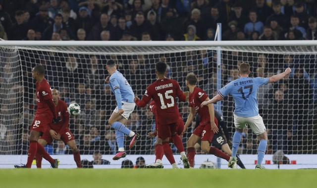 Kevin De Bruyne dari Manchester City menembak ke arah gawang Liverpool di Stadion Etihad, Manchester, Inggris. Foto: Jason Cairnduff/Reuters