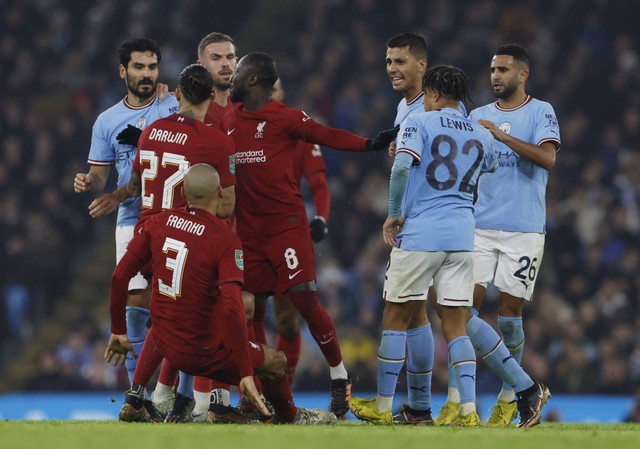 Fabinho dari Liverpool bentrok dengan Rodri dari Manchester City di Stadion Etihad, Manchester, Inggris. Foto: Jason Cairnduff/Reuters