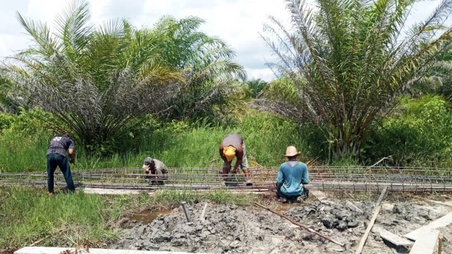 Sejumlah pekerja nampak mengerjakan pondasi bangunan menara seluler di Desa Wisata Sekonyer Kecamatan Kumai belum lama ini. Foto: IST/InfoPBUN