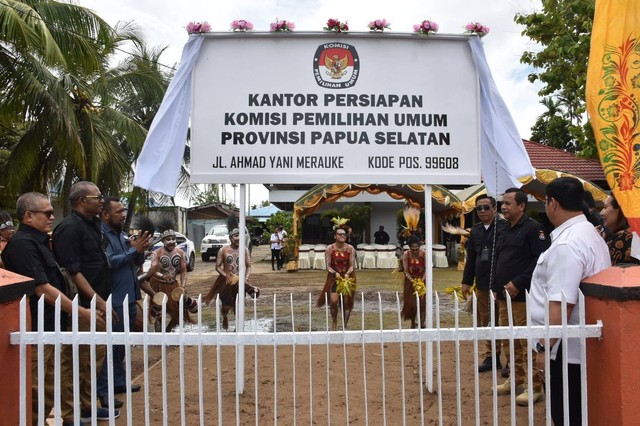KPU meresmikan kantor sekretariat provinsi di empat DOB Papua. Foto: Dok. KPU