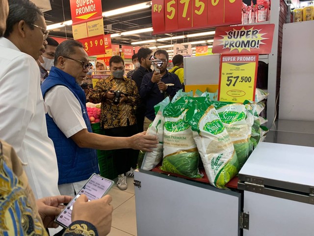 Kunjungan Mendag Zulkifli Hasan ke Pasar Kebon Kembang, Bogor, Jumat (23/12). Foto: Nabil Jahja/Kumparan