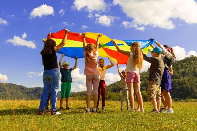 Ilustrasi Puisi Persahabatan Anak SD, Penuh Keceriaan! Foto: Unsplash/Artem Kniaz.