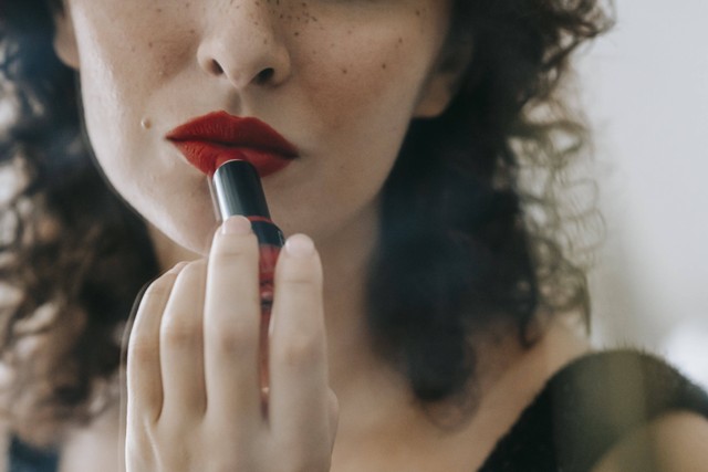 Kata-kata indah tentang make up bisa bikin pede. Foto: Pexels/Sam Lion.