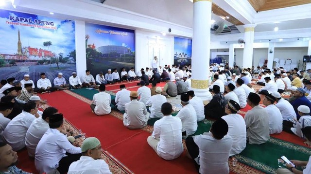 Zikir dan doa bersama memperingati 18 tahun tsunami Aceh di pendopo Wali Kota Banda Aceh, Kamis malam (22/12). 