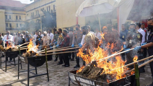 Pemusnahan barang bukti ganja di Mapolda Aceh. Foto: Suparta/acehkini 