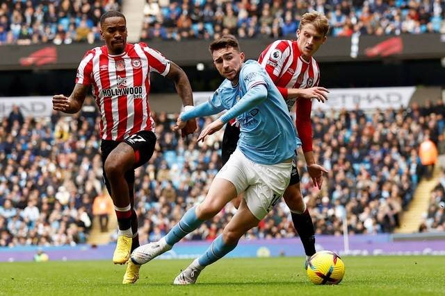 Pemain Manchester City Aymeric Laporte beraksi dengan pemain Brentford Ivan Toney dan Mads Roerslev di Stadion Etihad, Manchester, Inggris, Sabtu (12/11/2022). Foto: Action Images via Reuters/Jason Cairnduff