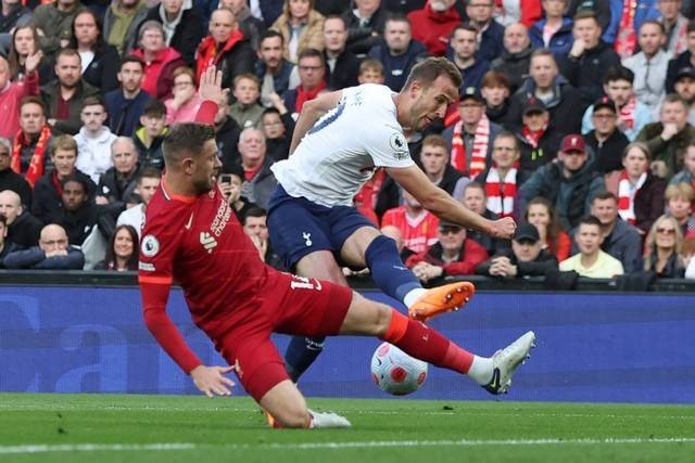 Pemain Liverpool Jordan Henderson berebut bola dengan pemain Tottenham Hotspur Harry Kane pada pertandingan lanjutan Liga Inggris di Anfield, Liverpool, Inggris. Foto: Phil Noble/REUTERS