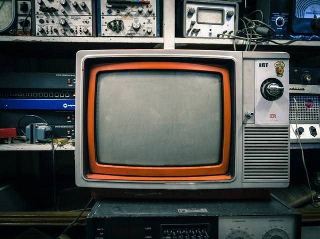 TV 32 inchi berapa cm? Foto: Unsplash. 