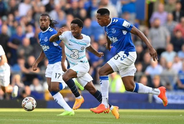 Yerry Mina dan Alex Iwobi dari Everton beraksi dengan Raheem Sterling dari Chelsea, Sabtu (6/8). Foto: Toby Melville/REUTERS