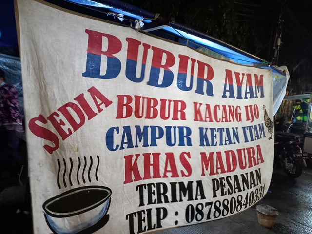 Suasana kedai bubur kacang ijo khas Madura Cak Mus, Sunter Jaya, Jakarta, Kamis (22/12).  Foto: Monika Febriana/kumparan