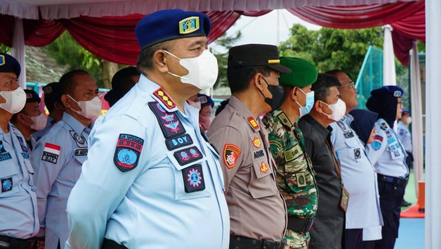 Kepala Lapas Narkotika Yogyakarta saat mengikuti apel siaga jelang nataru. (Dokumentasi : Humas Lapas Narkotika Yogyakarta)