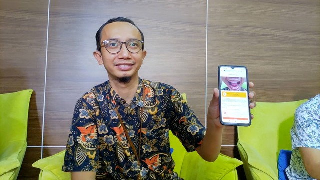 Ketua Prodi Sarjana Teknik Biomedis Fakultas Teknik UGM Igi Ardiyanto menunjukkan aplikasi pendeteksi kerusakan gigi berbasis AI buatannya, Jumat (23/12/2022). Foto: Arfiansyah Panji Purnandaru/kumparan