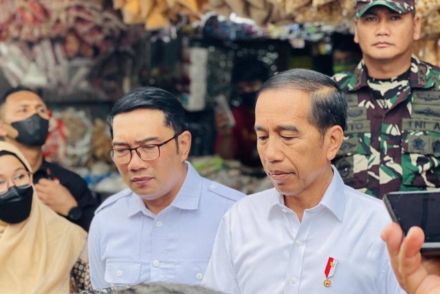 Presiden Jokowi didampingi Gubernur Jabar Ridwan Kamil saat mengunjungi Pasar Cigombong, Bogor, Jawa Barat, Jumat (23/12/2022). Foto: Laily Rachev/Biro Pers Sekretariat Presiden
