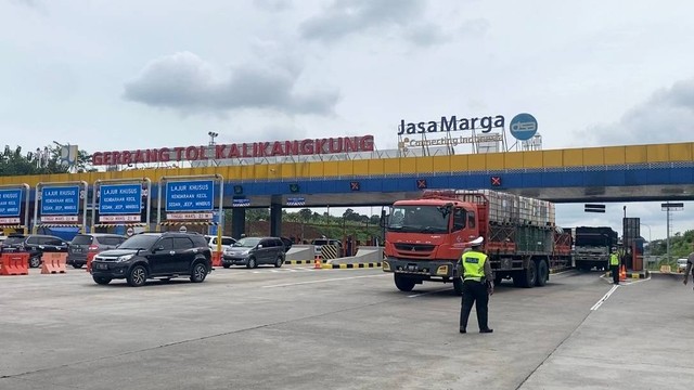 Suasana gerbang Tol Kalikangkung Semarang, Jumat (23/12/2022). Foto: Intan Alliva Khansa/kumparan