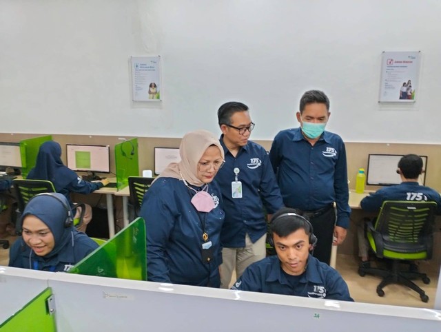 Direktur pelayanan BPJS Ketenagakerjaan, Roswita Nilakurnia, memantau petugas yang melayani masyarakat. Foto: Tugu Jogja