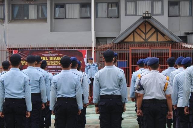 Seluruh pegawai Lapas Tegal ikuti apel siaga di lapangan Lapas Tegal. Foto : Dok. Pribadi.