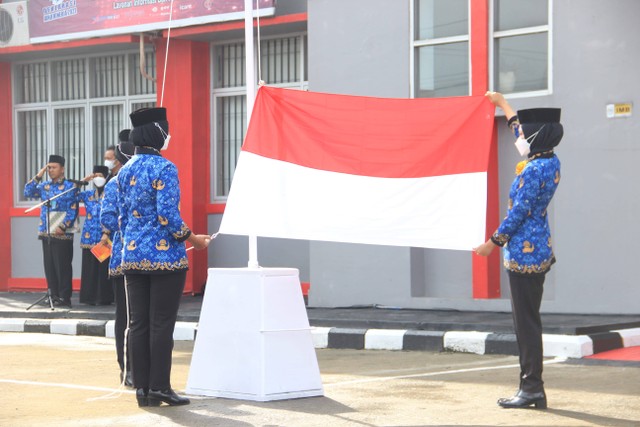 Petugas Upacara Bendera Lapas Purwokerto pada Peringatan Hari Ibu ke-94 di Lapas Purwokerto (doc. Humas Kanwil Kemenkumham Jateng)