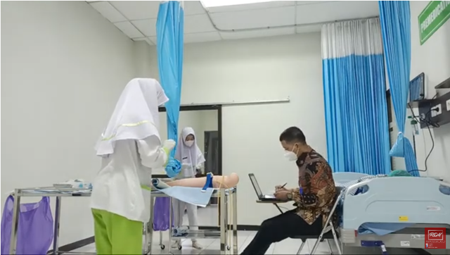 Mahasiswa Anestesiologi UMP Purwokerto menjalani ujian praktikum PKDM 2 di Laboratorium IBS Anestesiologi UMP/Foto : Youtube Source