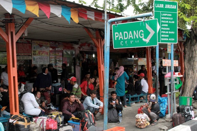 Suasana pemudik di Terminal Kampung Rambutan, Ciracas, Jakarta Timur, pada Jumat (23/12/2022). Foto: Iqbal Firdaus/kumparan
