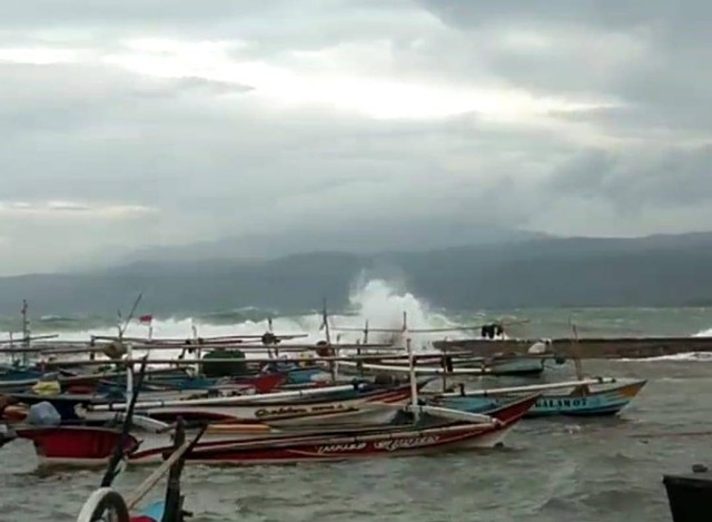 Gelombang tinggi terjadi di perairan Lampung. | Foto : Ist