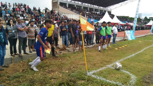 Laga final cabang olahraga sepak bola mempertemukan Mamuju dan Mamasa. Foto: Awal Dion/SulbarKini