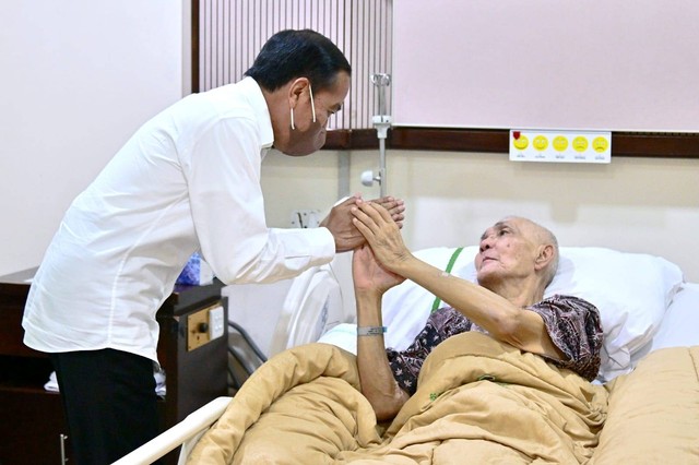 Presiden Jokowi saat jenguk Mantan Wakil Presiden Try Sutrisno, di Rumah Sakit Angkatan Darat atau RSPAD Gatot Soebroto, Jumat (23/12/2022). Foto: Muchlis Jr/Biro Pers Sekretariat Presiden