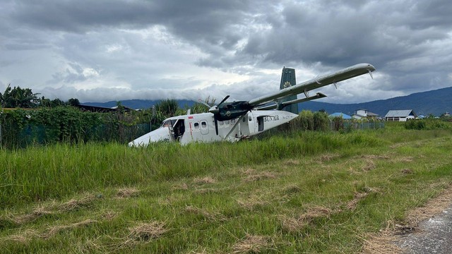 Pesawat Rimbun Air PK-OTY tergelincir di Bandar Udara Moenamani Kabupaten Dogiyai, Provinsi Papua Tengah. (Foto Humas Polda Papua)