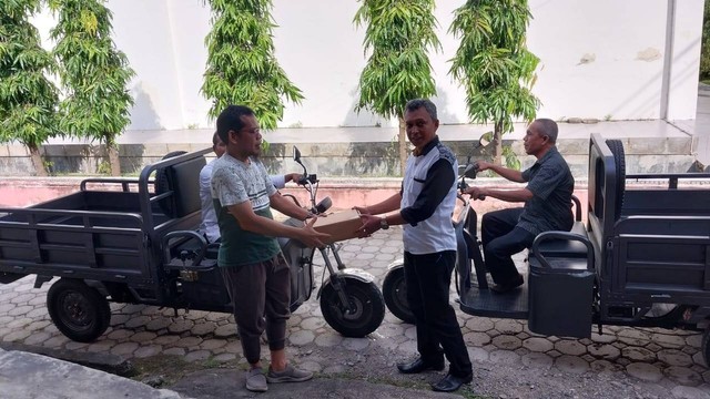 Hendro Saky (kiri) menyerahkan becak listri kepada Sekretaris DIstambun Aceh, Azanuddin Kurnia. 
