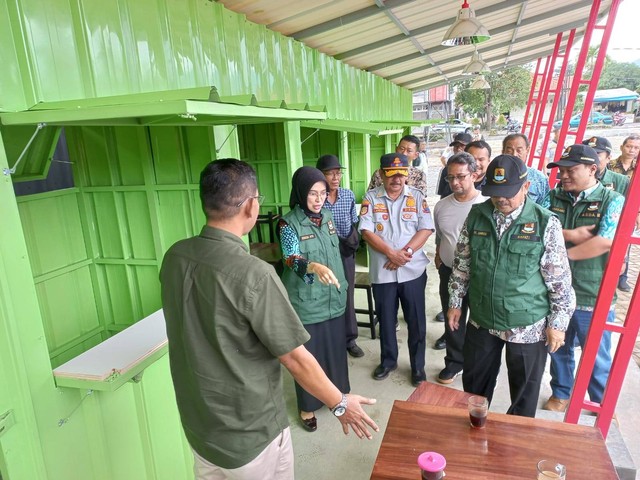 Bupati dan Wakil Bupati Cirebon, bersama pihak terkait melakukan peninjauan pembangunan taman parkir dan shelter dagang dalam safari pembangunan di Kecamatan Sumber, Kabupaten Cirebon. Foto: Joni/Ciremaitoday