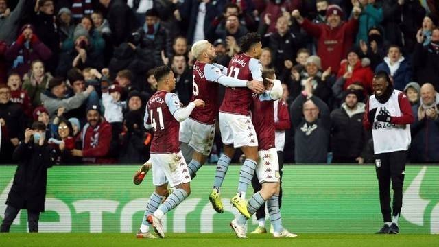 Pemain Aston Villa Matt Targett melakukan selebrasi setelah pemain Chelsea Reece James mencetak gol bunuh diri di Villa Park, Birmingham, Inggris. Foto: Andrew Boyers/Reuters