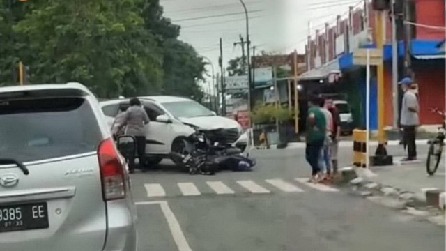 Kecelakaan lalu lintas antara sepeda motor dengan mobil di simpang empat Jalan Pemuda, Blora. Jumat (23/12/2022) (Foto: Dok Istimewa)