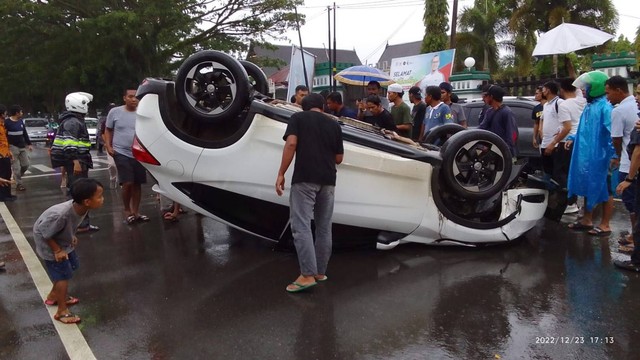 Sebuah mobil Honda HR-V terbalik usai menabrak mobil yang sementara terparkir di Mamuju. Foto: Istimewa