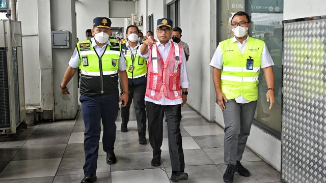 Menteri Perhubungan Budi Karya Sumadi meninjau Bandara Soekarno Hatta, Cengkareng, Jumat (23/12/2022). Foto: Kemenhub RI