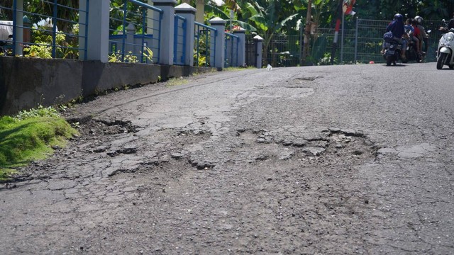 Kondisi jalan di depan Benteng Toloko, Kecamatan Ternate Utara, Kota Ternate, Maluku Utara. Lubang pada jalan yang menanjak itu sangat berbahaya bagi pengendara, terutama sepeda motor. Foto: Asrul Abdurrahim/cermat