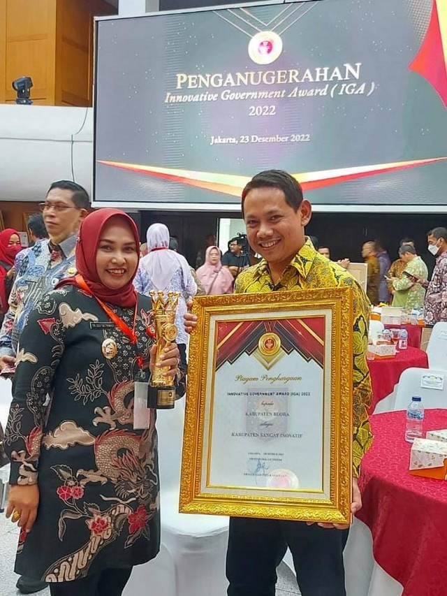 Wakil Bupati Blora, Tri Yuli Setyowati, saat usai menerima Penghargaan Innovative Government Award sebagai Kabupaten Sangat Inovatif dari Kemendagri. Jumat (23/12/2022) (foto: Dok Istimewa)