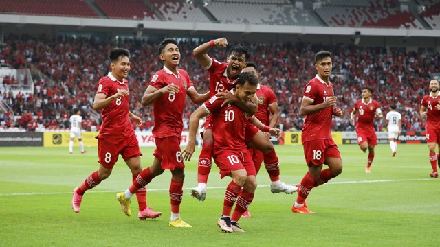 Pemain Timnas Indonesia Ricky Kambuaya (tengah) mencoba melewati hadangan sejumlah pesepak bola Timnas Kamboja dalam pertandingan Grup A Piala AFF 2022 di Stadion Utama Gelora Bung Karno (SUGBK), Jakarta, Jumat (23/12/2022). Foto: Aditia Noviansyah/kumparan