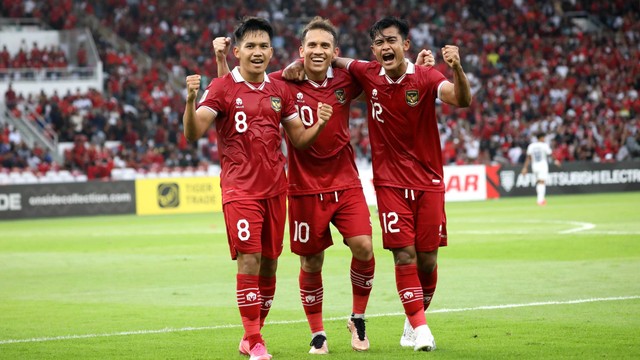 Pemain Timnas Indonesia Witan Sulaiman (kiri) merayakan gol yang dicetaknya bersama Egy Maulana Vikri dan Pratama Arhan saat melawan Timnas Kamboja dalam pertandingan Grup A Piala AFF 2022, Jumat (23/12/2022). Foto: Aditia Noviansyah/kumparan