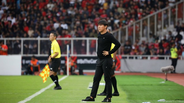 Pelatih Tim Nasional Indonesia Shin Tae Yong saat Timnas Indonesia melawan Kamboja dalam pertandingan Grup A Piala AFF 2022 di Stadion Utama gelora Bung Karno (SUGBK), Jakarta, Jumat (23/12/2022). Foto: Aditia Noviansyah/kumparan