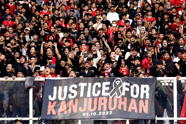 Spanduk bertuliskan 'Justice For Kanjuruhan' terpasang saat suporter mendukung Timnas Indonesia dalam pertandingan Grup A Piala AFF 2022 melawan Timnas Kamboja di Stadion Utama Gelora Bung Karno (SUGBK), Jakarta, Jumat (23/12/2022). Foto: Aditia Noviansyah/kumparan