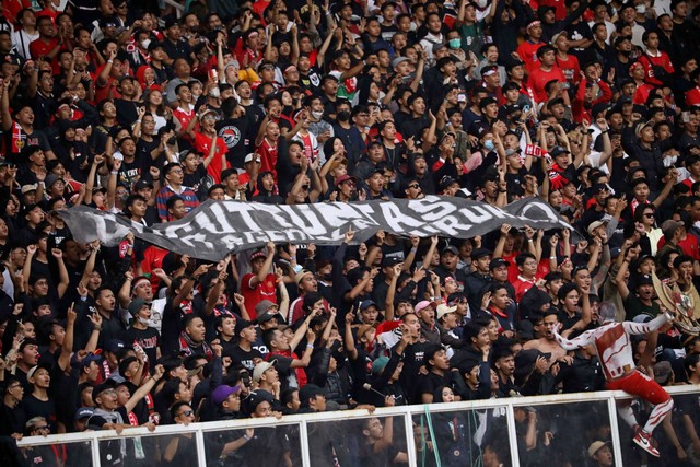 Sejumlah suporter Indonesia membentangkan spanduk saat pertandingan sepak bola Grup A Piala AFF 2022 antara Timnas Indonesia melawan Timnas Kamboja di Stadion Utama Gelora Bung Karno (SUGBK), Jakarta, Jumat (23/12/2022). Foto: Aditia Noviansyah/kumparan