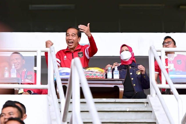 Presiden Jokowi menyaksikan pertandingan sepak bola Grup A Piala AFF 2022 antara Timnas Indonesia melawan Timnas Kamboja di Stadion Utama Gelora Bung Karno (SUGBK), Jakarta, Jumat (23/12/2022). Foto: Muchlis Jr/Biro Pers Sekretariat Presiden