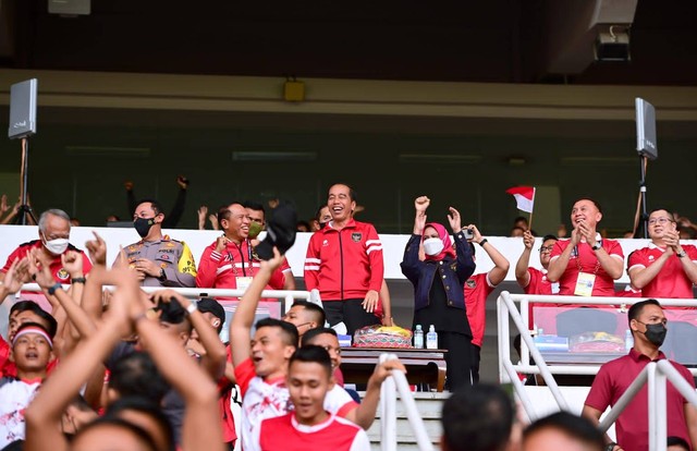 Presiden Jokowi menyaksikan pertandingan sepak bola Grup A Piala AFF 2022 antara Timnas Indonesia melawan Timnas Kamboja di Stadion Utama Gelora Bung Karno (SUGBK), Jakarta, Jumat (23/12/2022). Foto: Muchlis Jr/Biro Pers Sekretariat Presiden