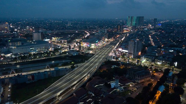 Foto udara kendaraan melintas di Tol Becakayu (Bekasi Cawang Kampung Melayu) Seksi 2A di Bekasi, Jawa Barat, Jumat (23/12/2022).  Foto: Fakhri Hermansyah/ANTARA FOTO