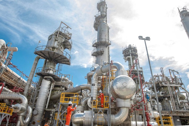 Pengapalan di Kilang- Perwira Pertamina mengawasi proses pengapalan di kilang LNG Badak, Bontang, Kalimantan Timur. Foto: Muhammad Adimaja/Antara Foto 