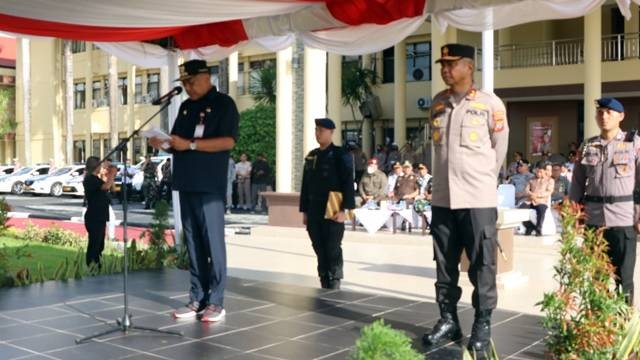 Gubernur Sulawesi Utara, Olly Dondokambey bersama Kapolda Sulut, Irjen Pol Setyo Budiyanto saat memimpin apel gelar pasukan Operasi Lilin 2022.