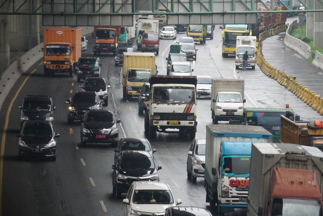 Kendaraan melintas di Tol Jakarta- Cikampek di kawasan Bekasi pada Sabtu (24/12/2022). Foto: Iqbal Firdaus/kumparan